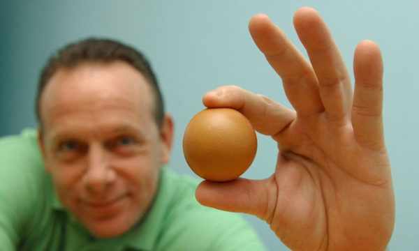 Теплое варенное яйцо от ячменя на глазу