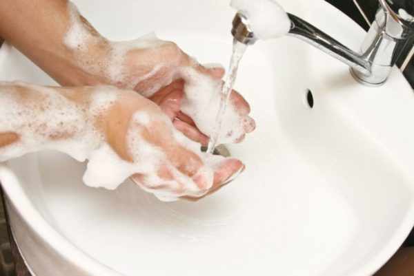 Мытье рук перед обработкой фурункула